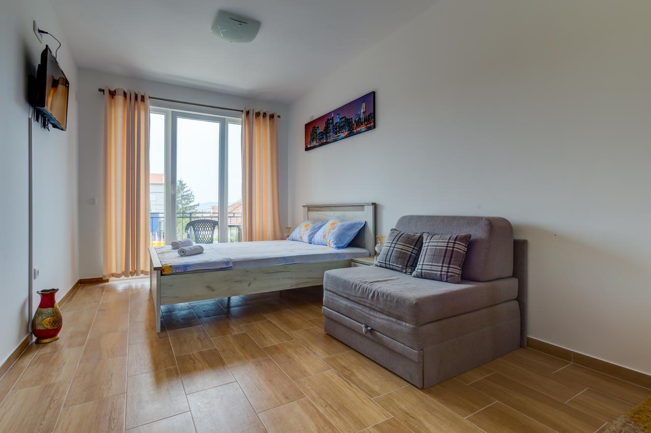 Petkovic Accommodation Тиват Екстер'єр фото